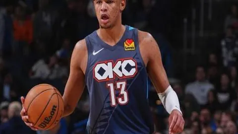 希罗四战全胜，每场贡献28.8分5.3助3.8三分，命中率81.6%领跑得分榜