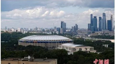 裏弗斯末節兩度判罰失誤，自食其果滑倒球場